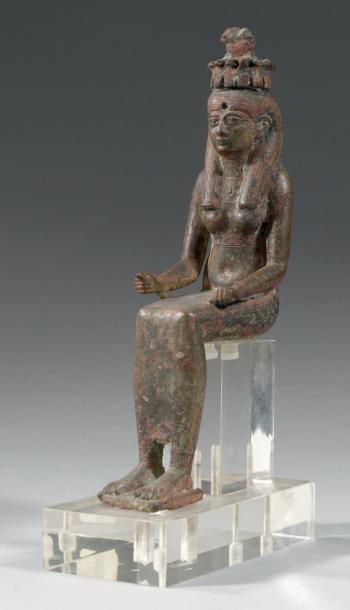 Null IMPORTANTE STATUE représentant Isis assise. Bronze patine verte et rouge (M&hellip;
