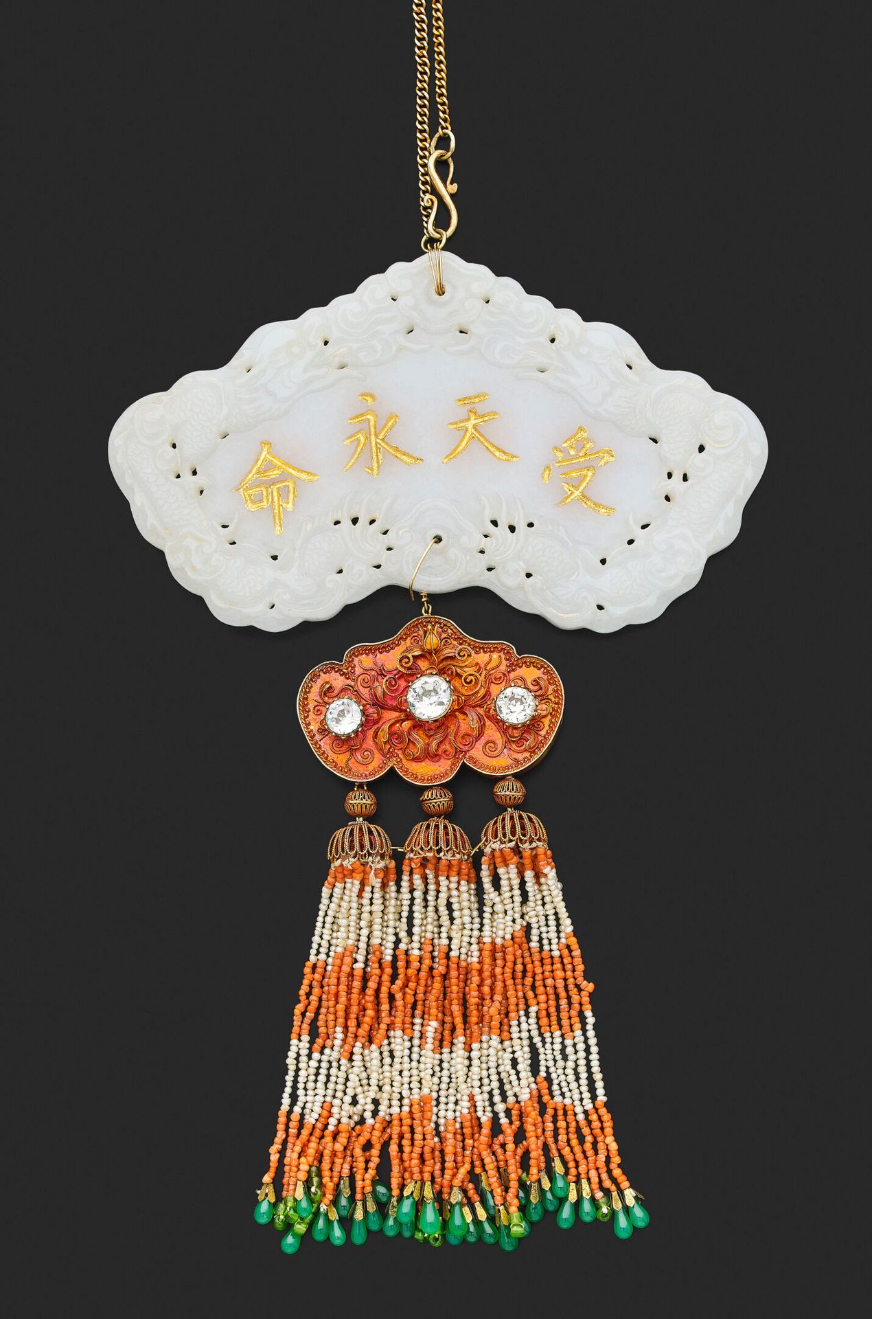 Null 坤宁宫（Khải Định，1916-1925 年），皇帝的私人坤宁宫（Ngợc Khánh）。非常重要的白玉 "柬"，边缘刻有龙的装饰，龙在部分镂空&hellip;