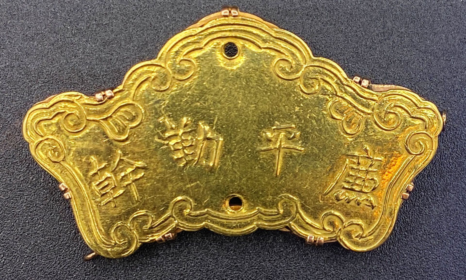 Null Kim Khánh, ère Tự Đức (1847-1883). Khánh en or frappé, orné de volutes et n&hellip;