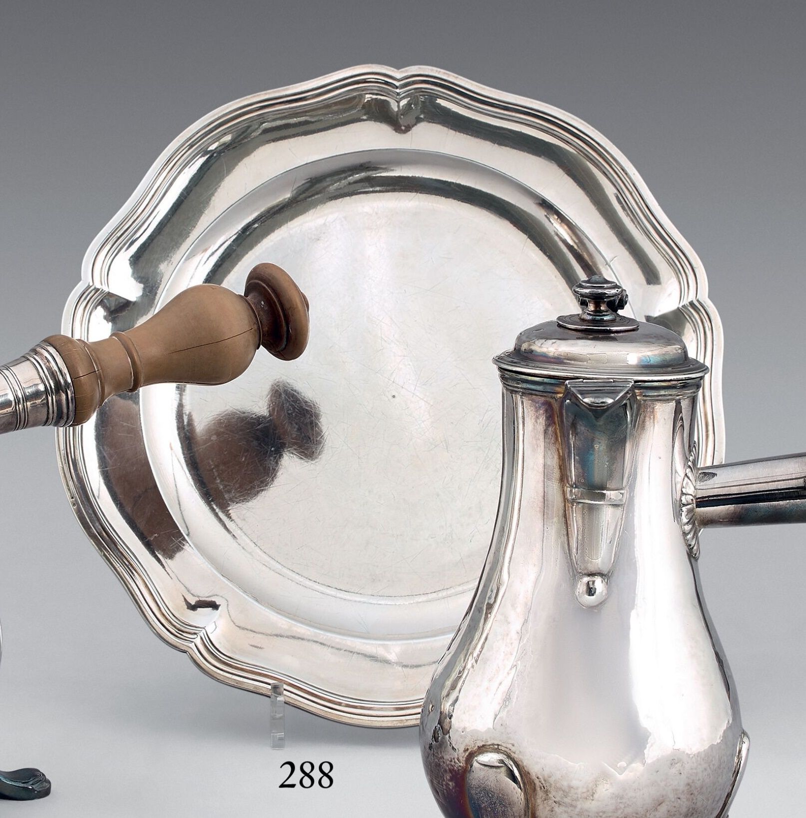 Null Plain silver round dish, filets contours pattern.
Paris, 1786-1787.
Master-&hellip;