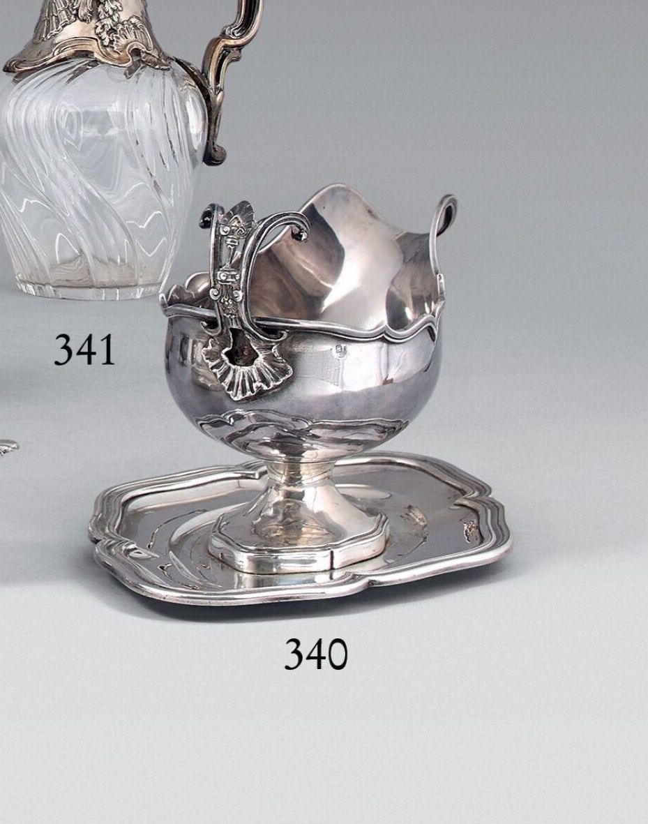 Null Saucière aus 950 Tausendstel Silber auf ovaler Platte, Modell mit Konturfil&hellip;