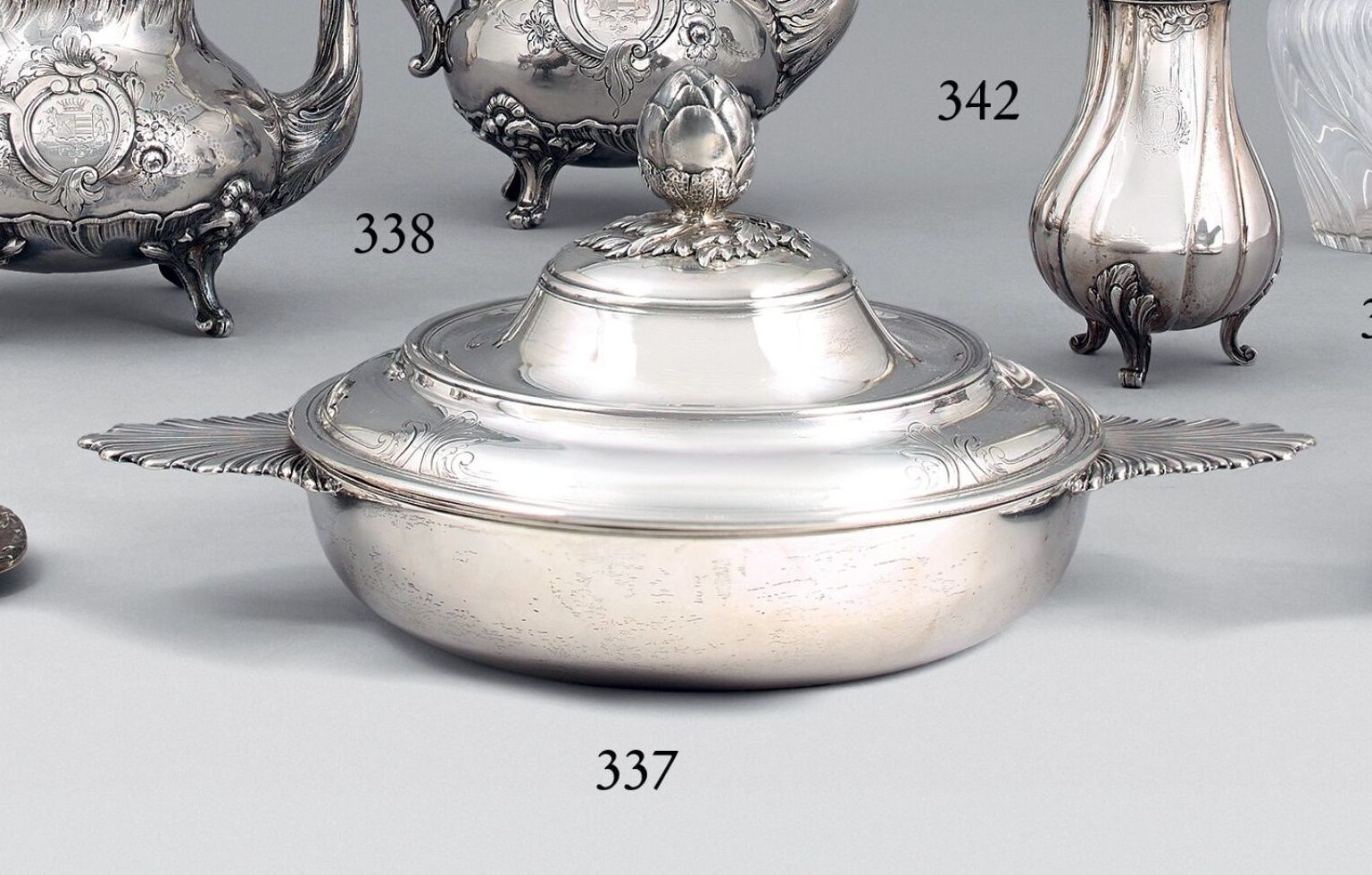 Null Covered vegetable dish in silver 950 thousandths, the ears gadrooned, the l&hellip;