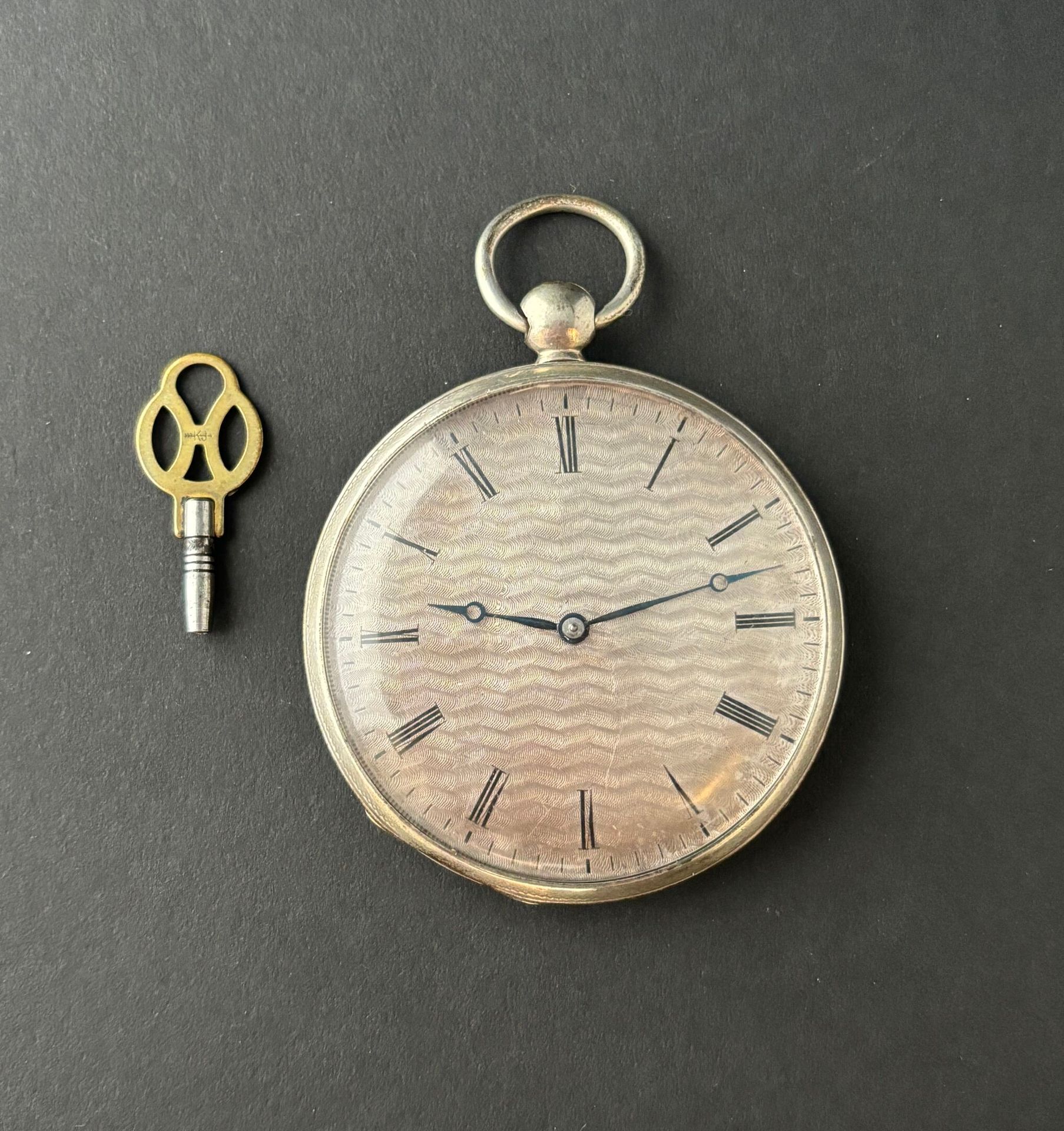 Null Reloj de bolsillo de cuerda con llave de plata. 
Siglo XIX.
(Cristal para a&hellip;
