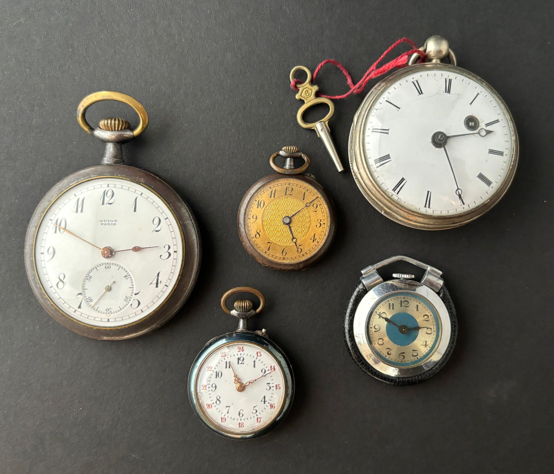 Null Cinque orologi da tasca e da polso in argento e metallo. 
(Funzionamento no&hellip;