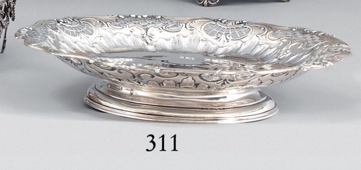 Null 950-millimeter silver display bowl on pedestal, openwork wing with rocaille&hellip;