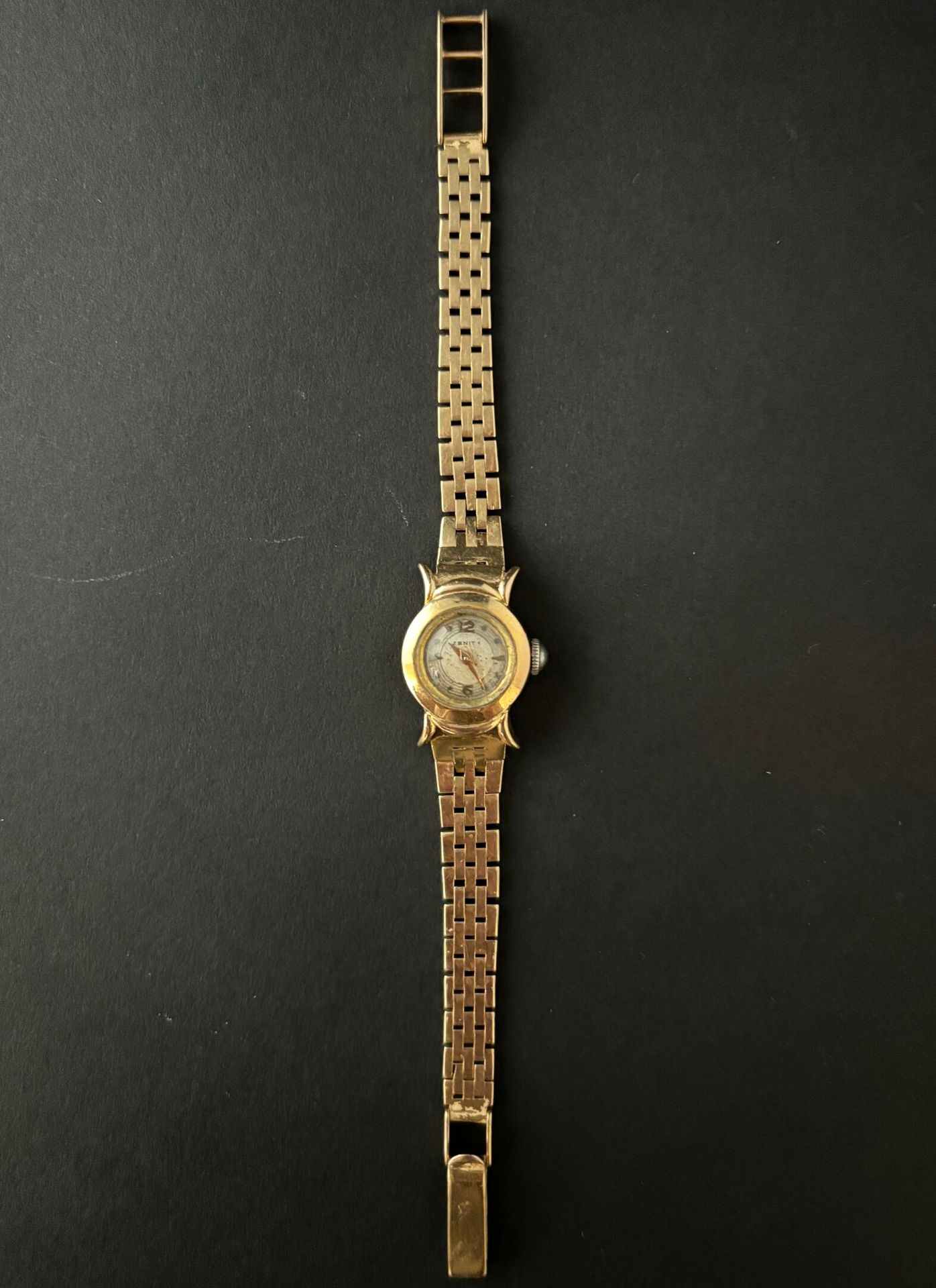 Null Damenarmbanduhr aus 750er Gelbgold, die Uhr hat eine runde Form, graues Ema&hellip;