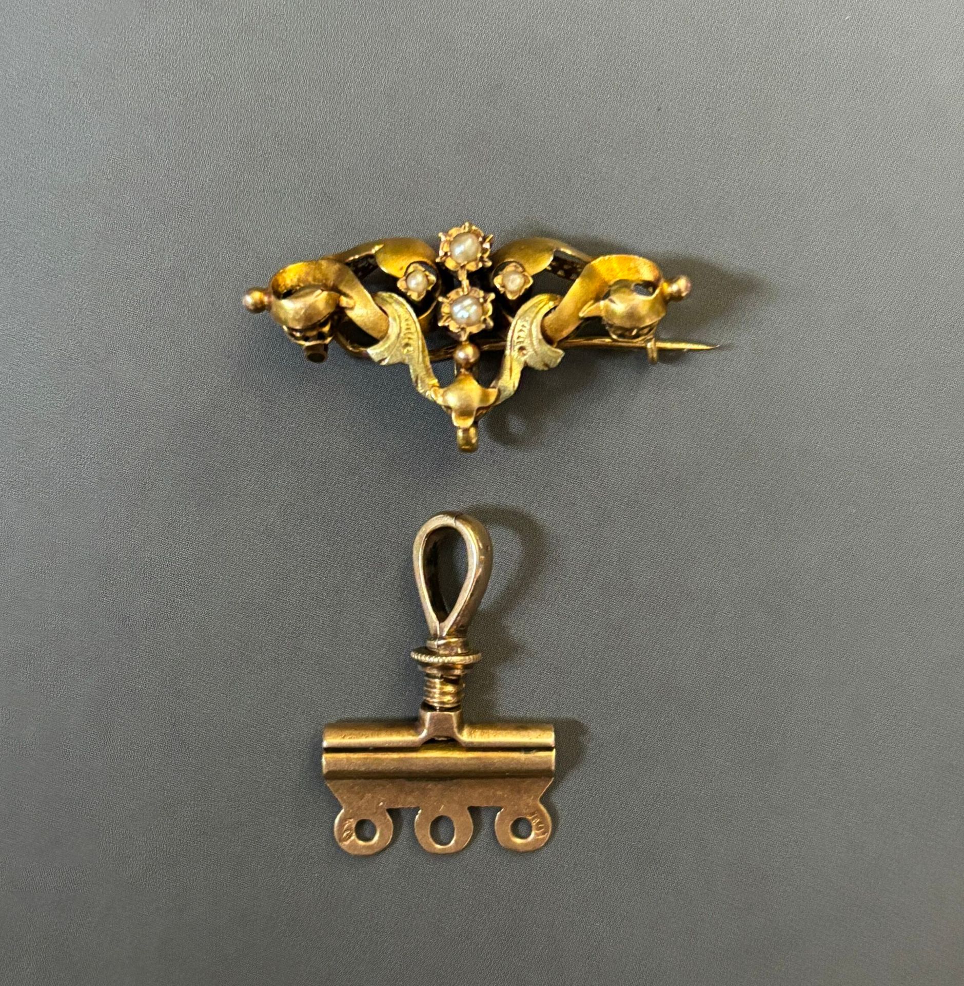Null Lot comprenant:un pendentif en or bas titre (poinçon ET - poids brut:3,4 g)&hellip;