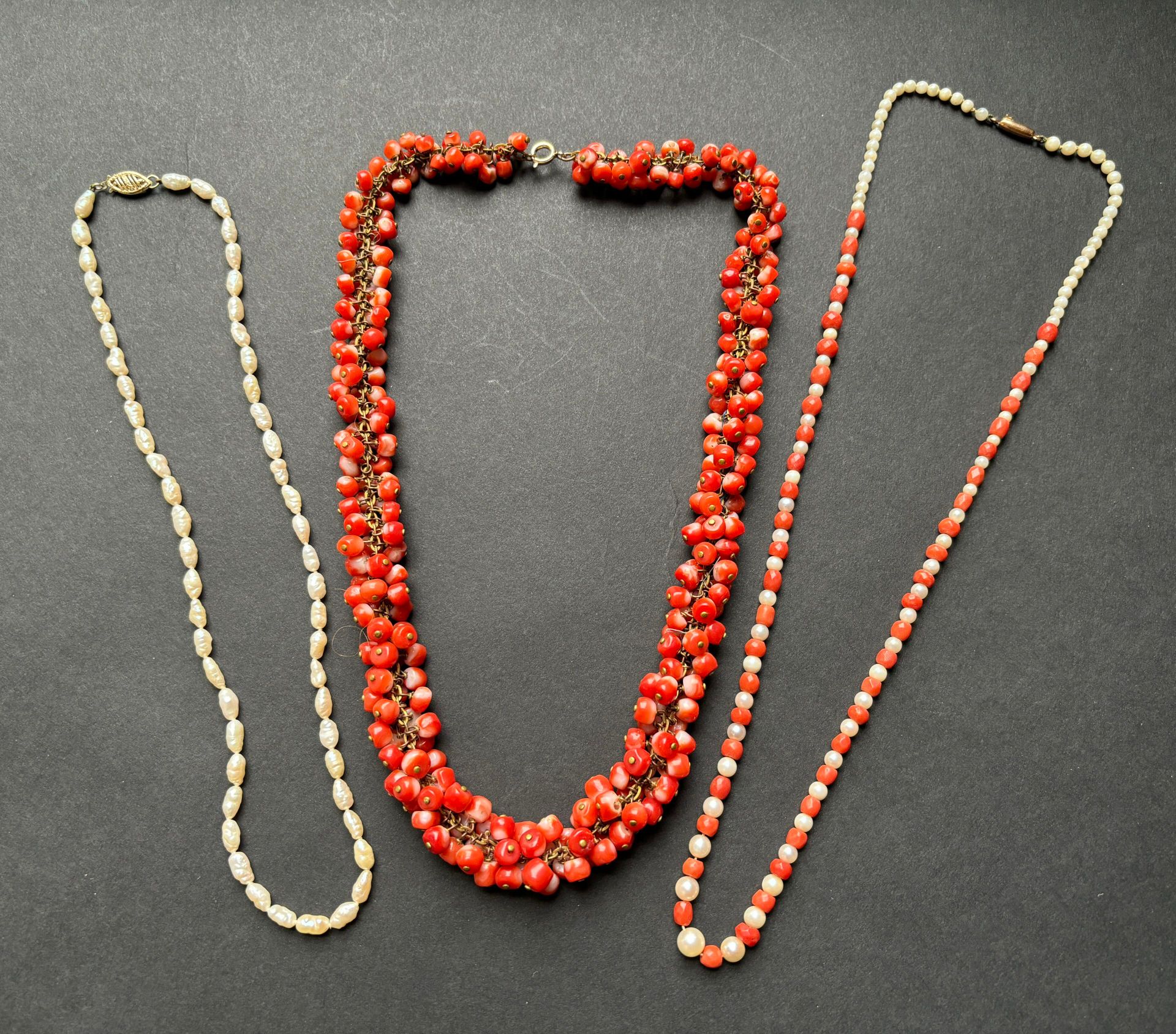 Null Lot comprenant:un collier de perles de culture et boules de corail rose (Co&hellip;