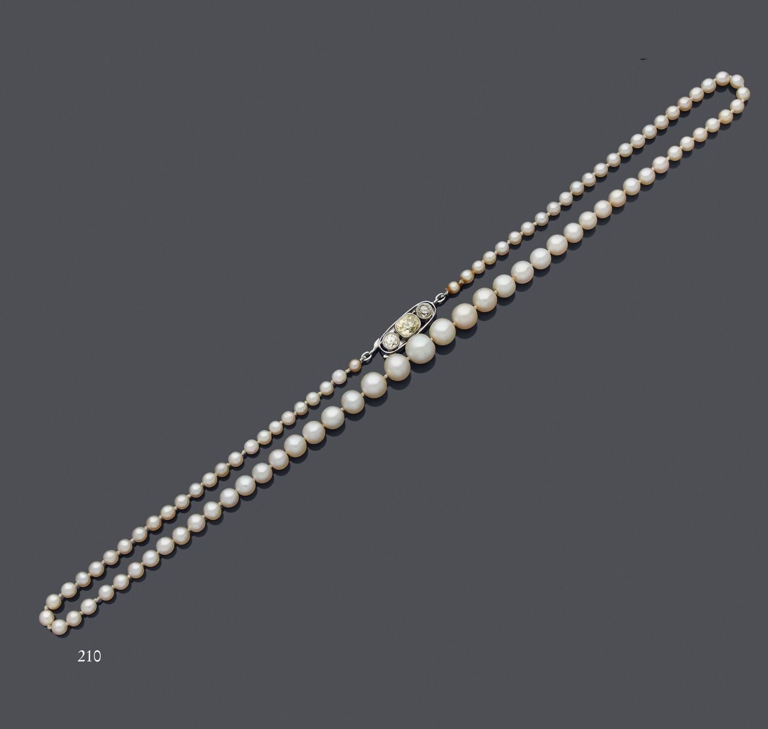 Null Collier de quatre-vingt-onze perles fines en chute, le fermoir en or gris s&hellip;