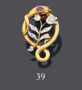 Null 750 千足金围巾带，描绘一条蛇盘绕在镶嵌小颗玫瑰式切割钻石的叶子周围。 
高度：2.8 厘米 
总重：4.6 克