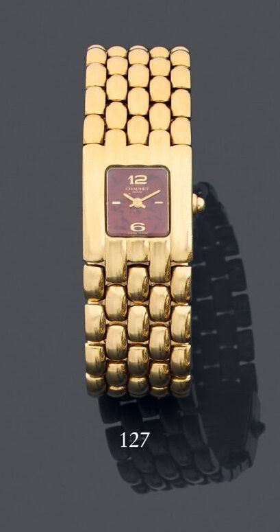 Null Chaumet，Khesis，2000 年代。
75万分之750黄金女装腕表。
表壳：方形，螺钉固定。
表盘：半透明橘红色，饰以随机字母 "Chaum&hellip;
