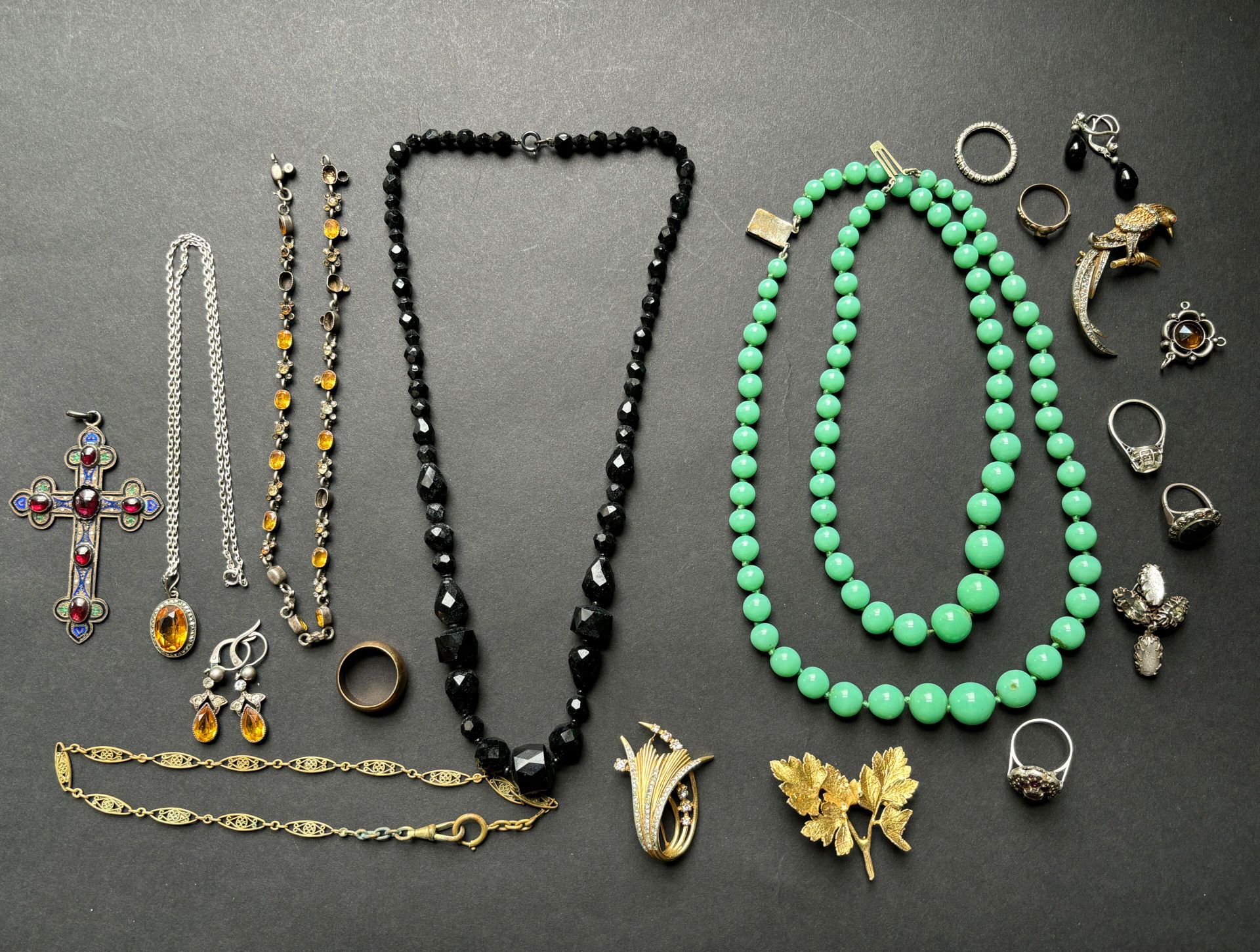 Null Lot de bijoux fantaisie en métal comprenant:quatre colliers;une chaîne gile&hellip;