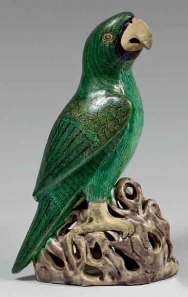 CHINE - Époque KANGXI (1662-1722) Perroquet en porcelaine émaillée verte sur le &hellip;
