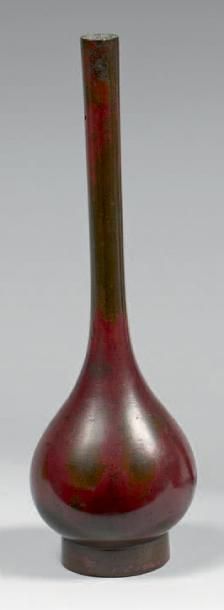 JAPON - Epoque MEIJI (1868-1912) Vase de forme bouteille en bronze à patine brun&hellip;