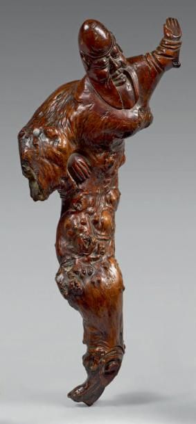 CHINE - Vers 1900 Statuette de Shoulao debout en racine sculptée, sa main gauche&hellip;