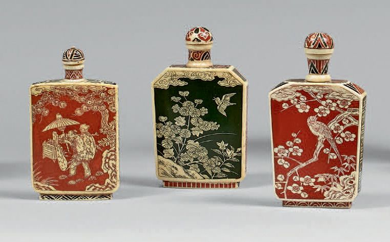 JAPON - Début du XXe siècle Ensemble comprenant trois flacons tabatière en ivoir&hellip;