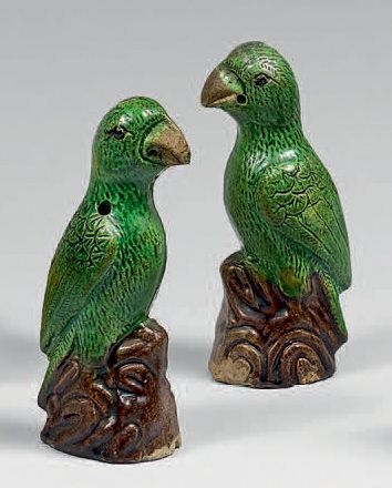 CHINE - Époque KANGXI (1662-1722) Paire de petits perroquets perchés sur des roc&hellip;