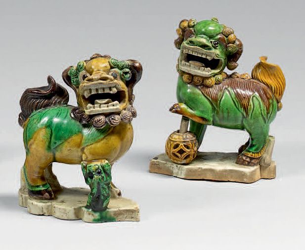 CHINE - Époque KANGXI (1662-1722) Deux petites statuettes de chimères formant po&hellip;
