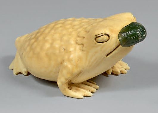 JAPON - XIXE SIÈCLE Flacon tabatière en ivoire sculpté en forme du crapaud à tro&hellip;