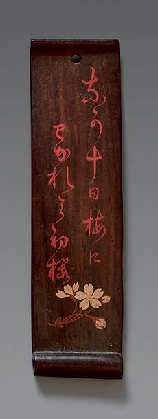 JAPON - Époque EDO (1603-1868) 
NETSUKE en bois en forme de rouleau déplié à déc&hellip;