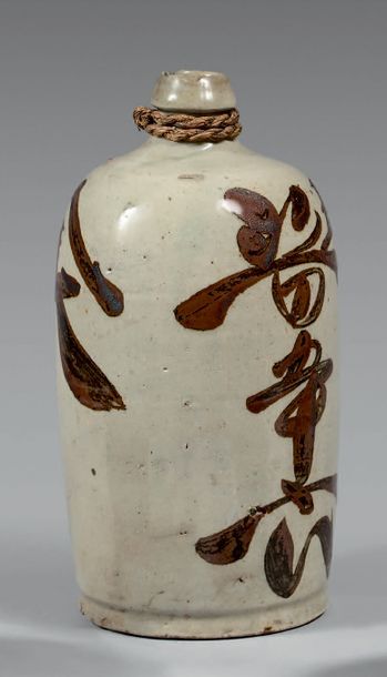 JAPON - Epoque MEIJI (1868-1912) 
BOUTEILLE À SAKÉ (tokuri) en grès émaillé roug&hellip;