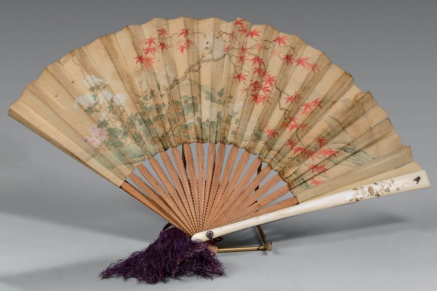 JAPON - Epoque MEIJI (1868-1912) 
ÉVENTAIL en ivoire incrusté de nacre et corail&hellip;
