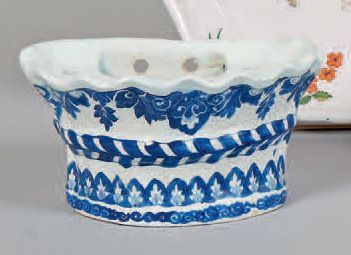 LILLE Bouquetière d'applique décorée en camaïeu bleu de guirlandes.
XVIIIe siècl&hellip;