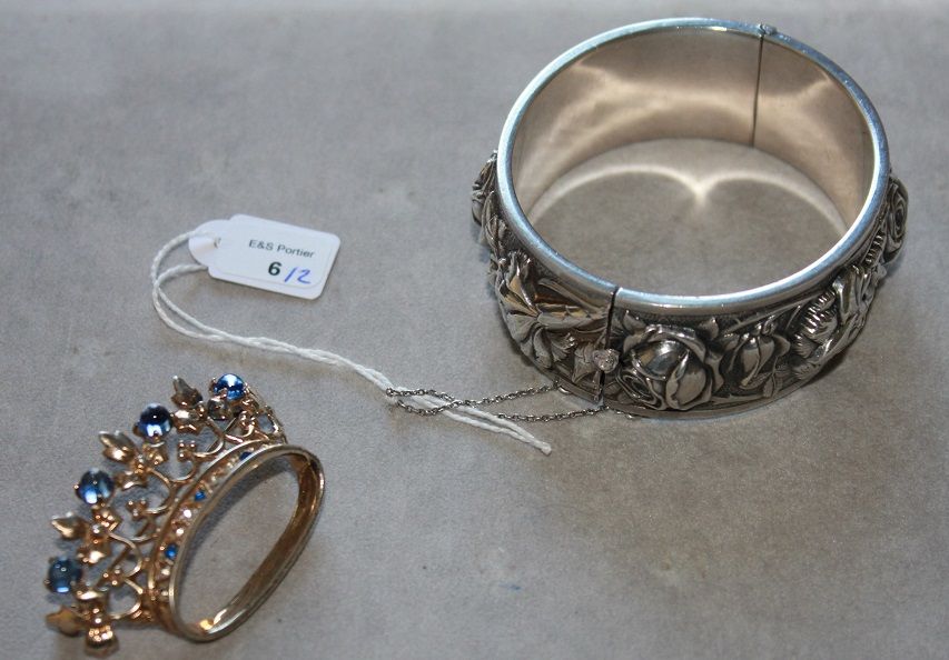 Null Bracelet rigide ouvrant en argent 800 millièmes entièrement décoré de fleur&hellip;