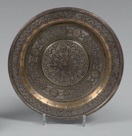Null Assiette en métal à incrustations d'argent et de cuivre, Proche-Orient, XIX&hellip;