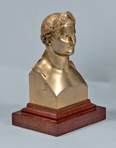 Null L'Empereur Napoléon Ier à l'antique
Buste en bronze doré sur socle en bois.&hellip;