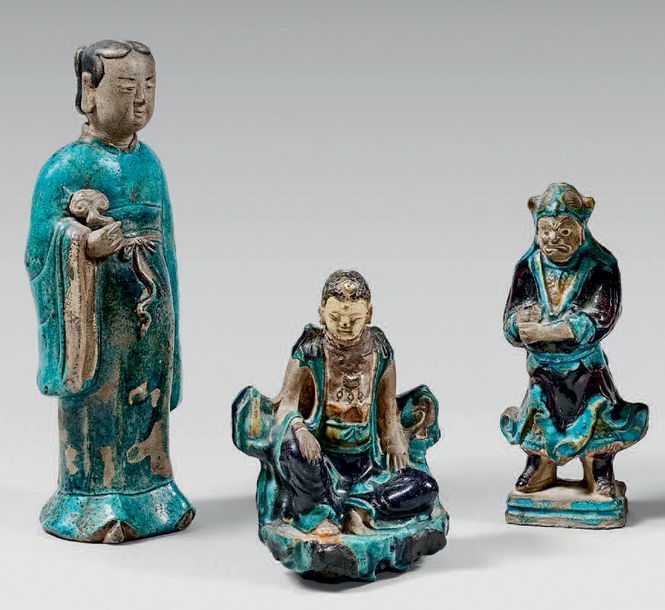 CHINE, époque MING (1368-1644) Trois statuettes en grès émaillé bleu turquoise e&hellip;