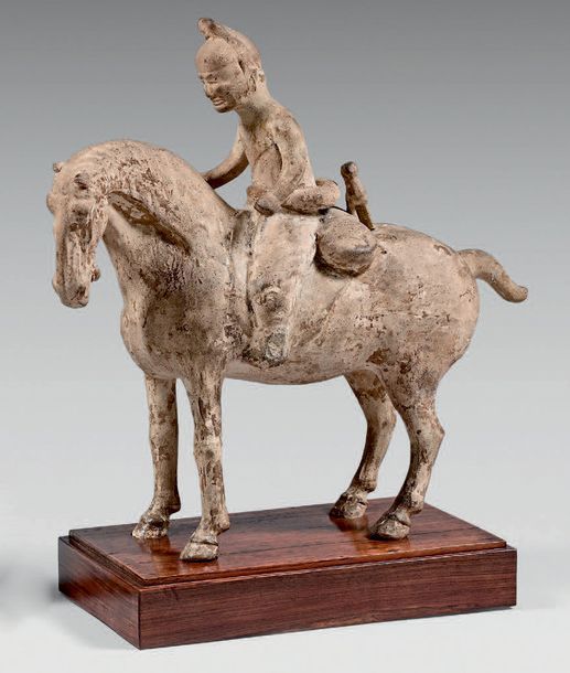 CHINE, époque TANG (618-907) Statuette de cavalier à l'arrêt en terre cuite.
Hau&hellip;
