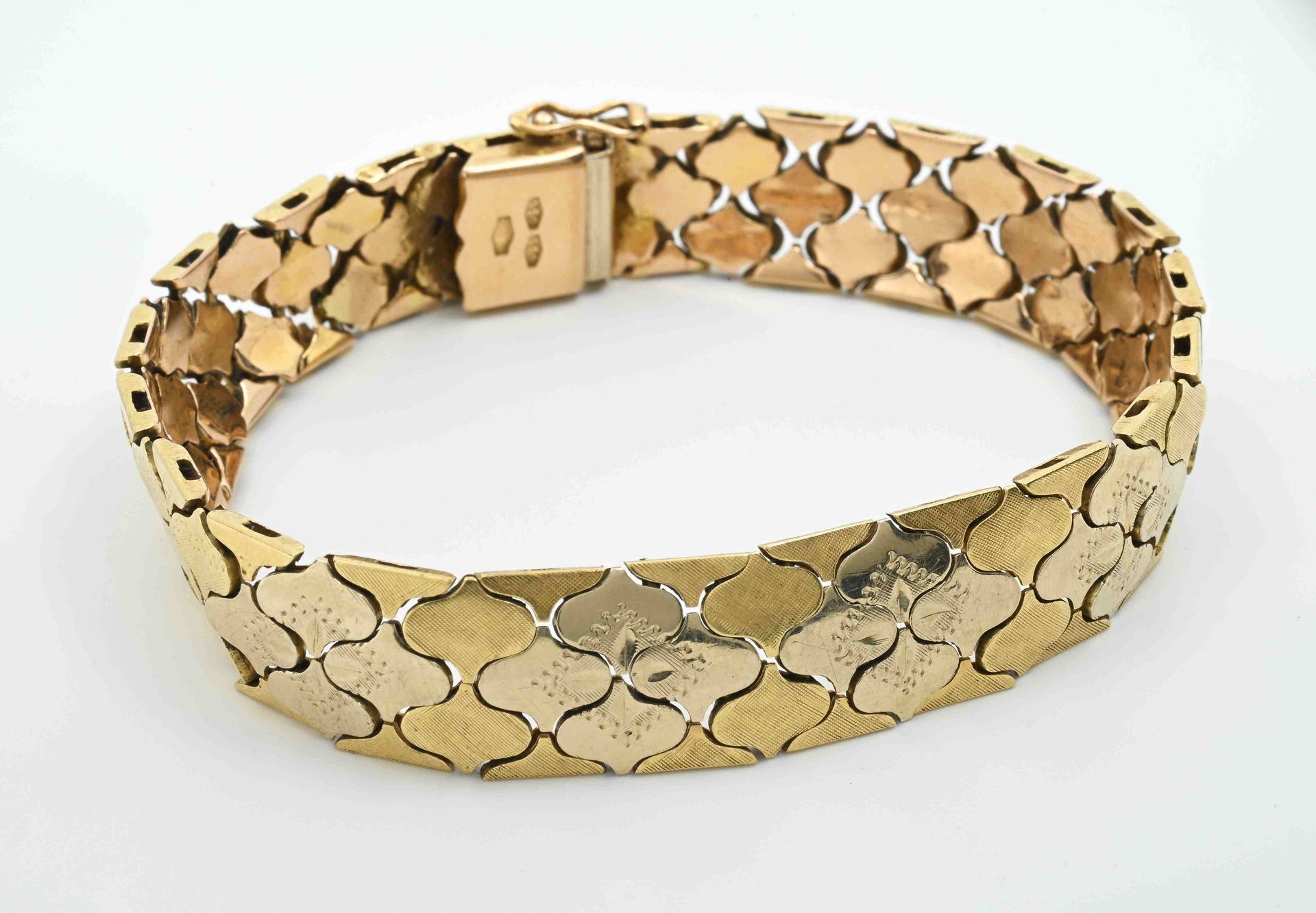 Null Armband mit gegliederten Schuppen in 3 Tönen aus 750°° Gold, teilweise zise&hellip;