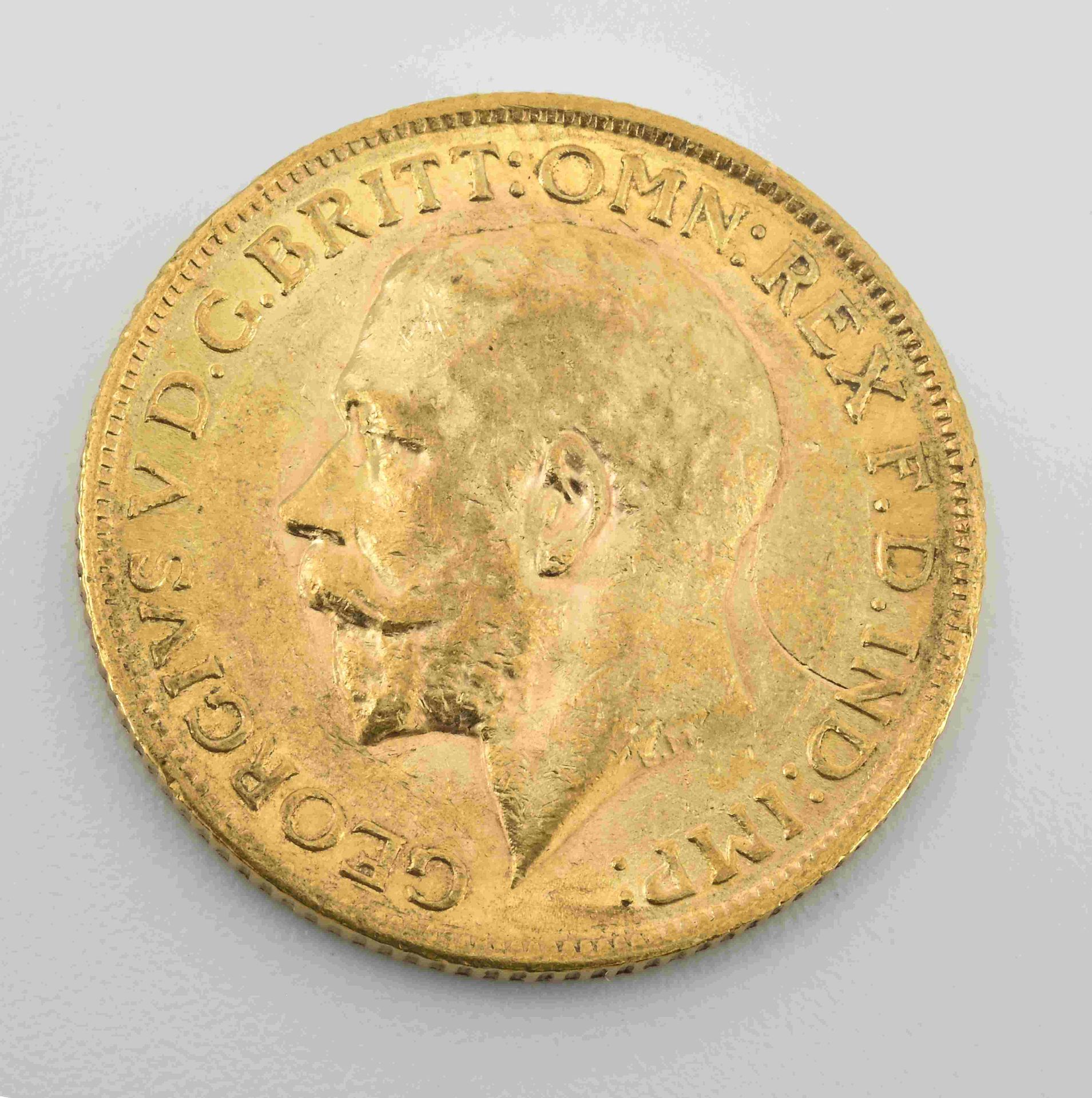 Null Soberano Jorge V 1914 en oro de 916°°°
Buen estado. PN : 7,97 g.
Bienes ent&hellip;