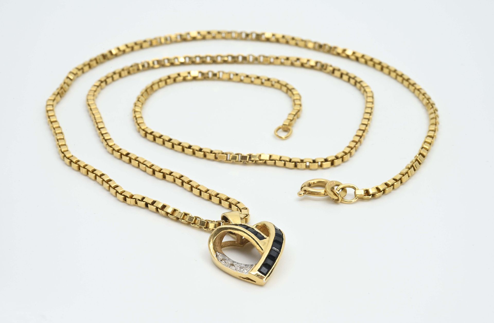 Null Set in yellow gold 750°°° comprising:
- chain link column, L: 51 cm
- penda&hellip;