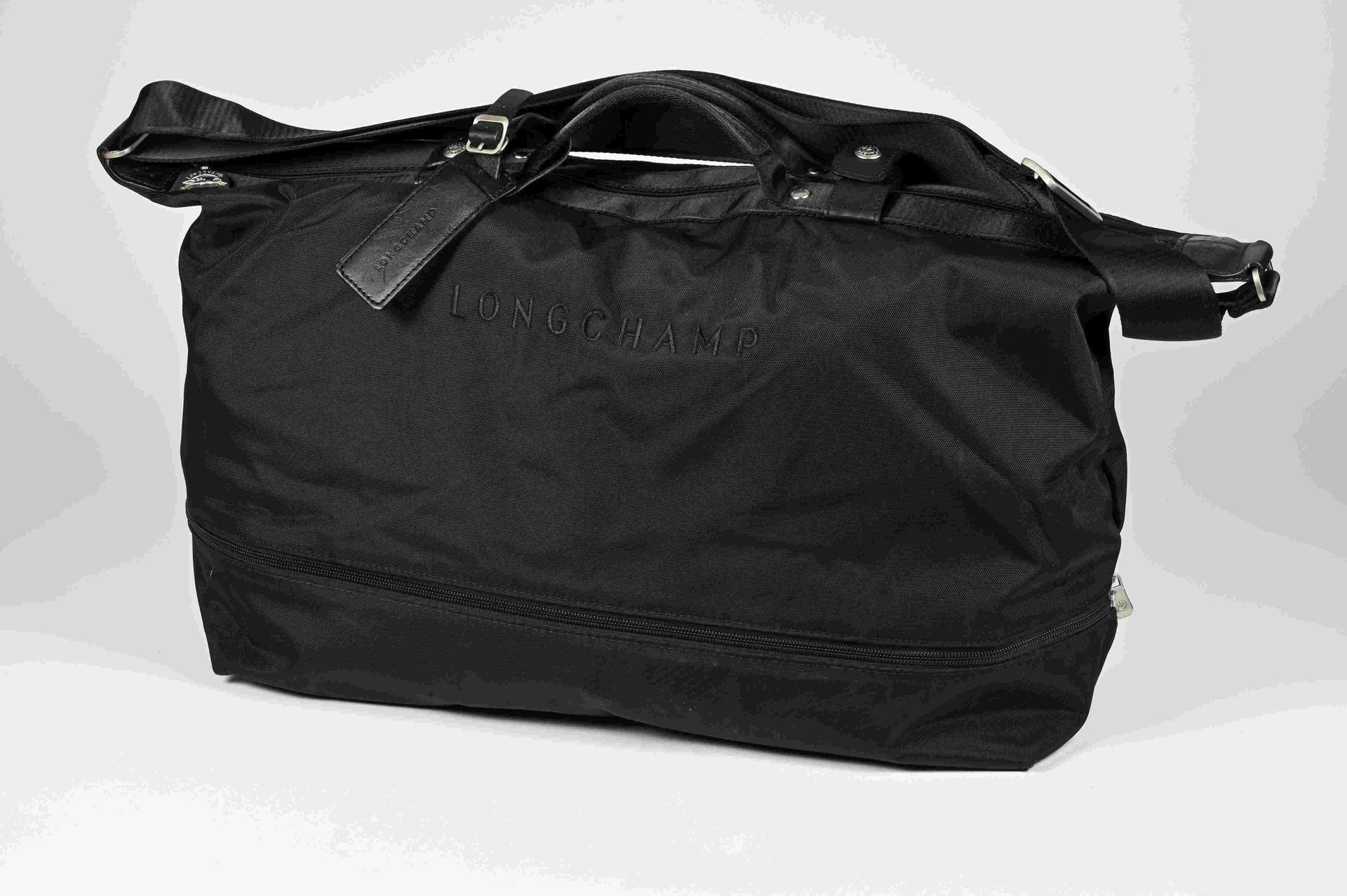 Null 
LONGCHAMP - 黑色帆布的周末包，可通过拉链扩展其高度。 

尺寸：宽48 x 高33 x 深21厘米。

NICE司法法庭交付的财产


&hellip;