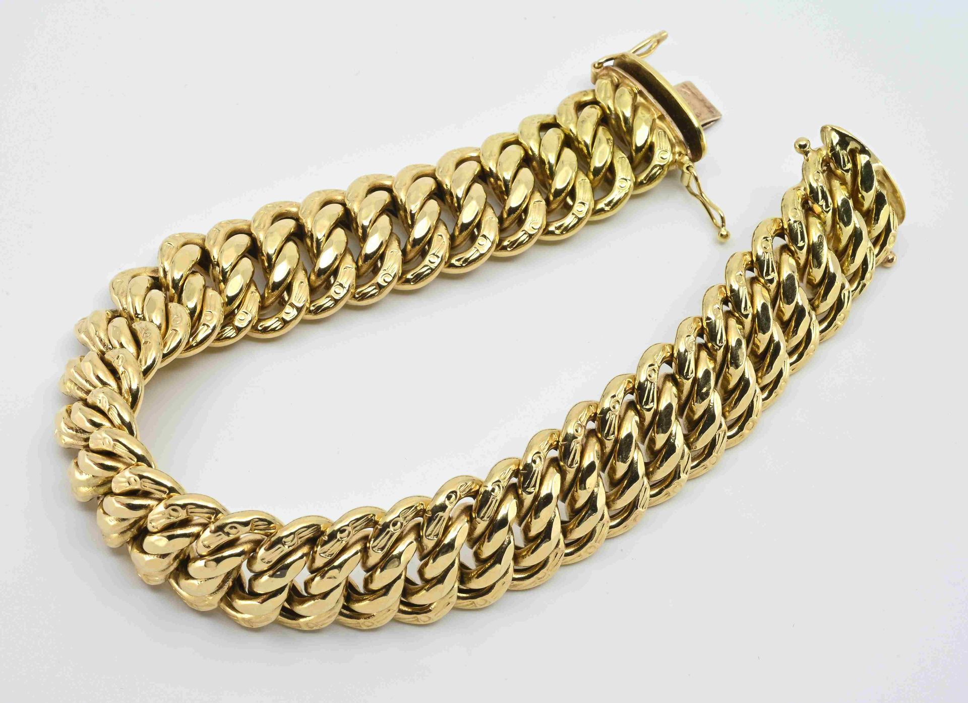 Null American mesh bracelet in yellow gold 750°°°° 
Ratchet clasp with 2 eight s&hellip;