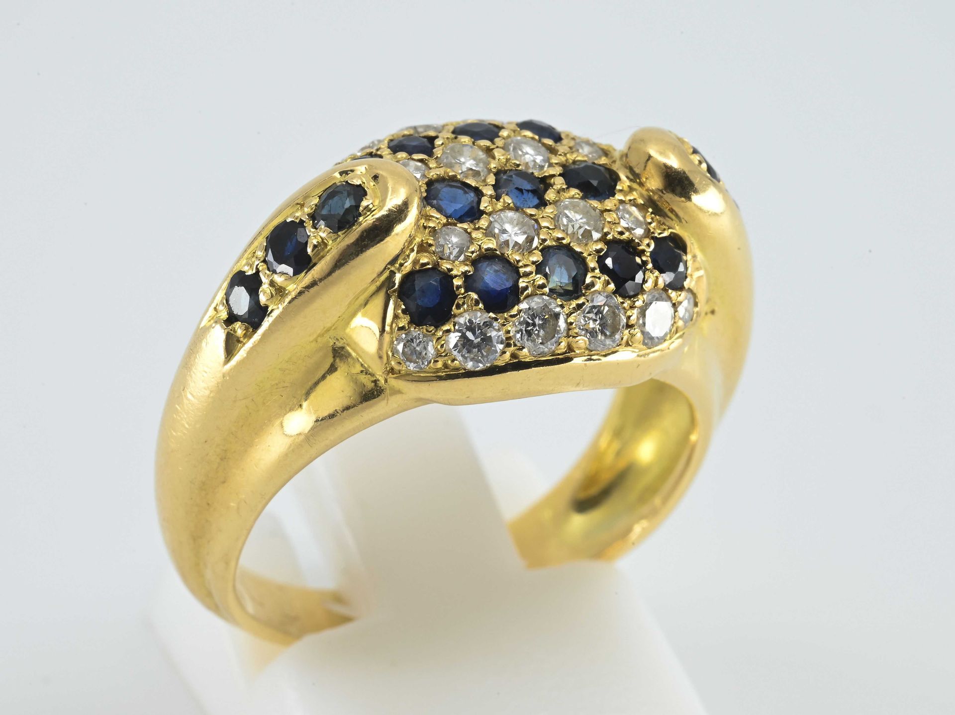 Null 黄金戒指，750°°，有2个镶有6颗圆形蓝宝石的钆，
，镶有20颗落地圆钻和13颗圆形蓝宝石的铺垫，
，TDD : 54。
PB : 7.5 g。
A&hellip;