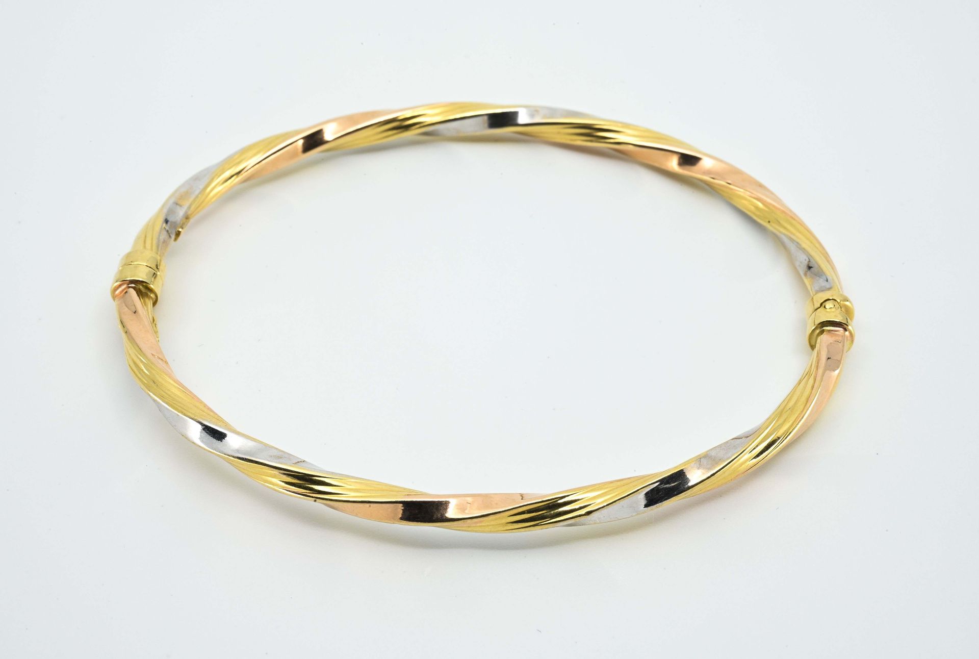 Null Bracelet twisted oval, opening hinged, in 3 shades of gold 750 °°°,
interio&hellip;