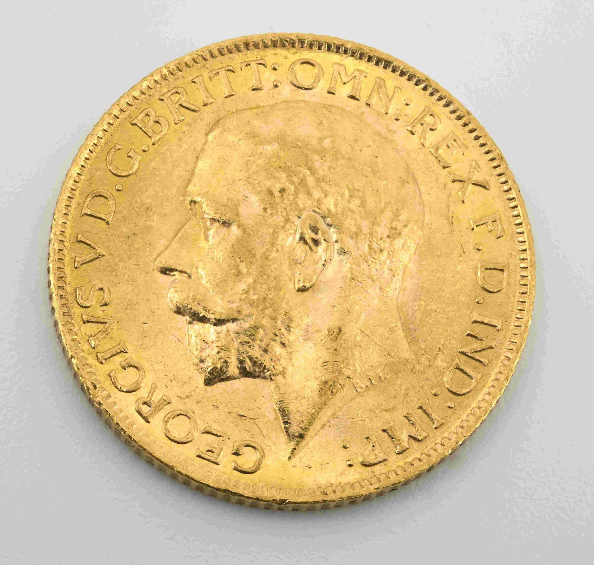 Null Soberano Jorge V 1912 en oro de 916°°°
 Un choque muy pequeño en el borde. &hellip;