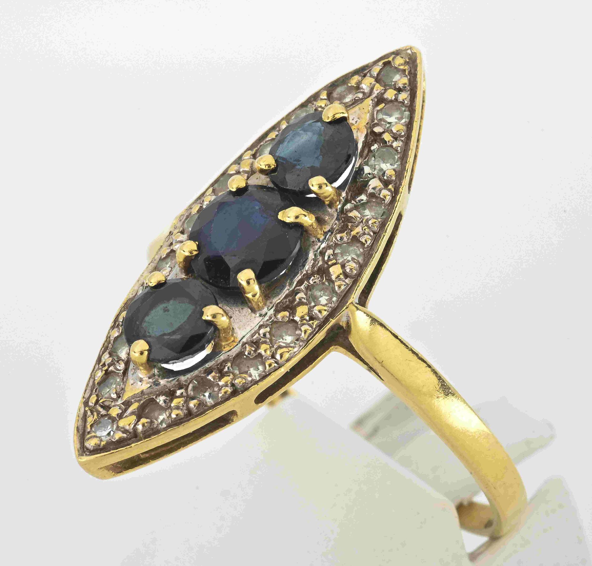 Null Marquise ring in yellow gold 750°°° holding in the center 3 round sapphires&hellip;