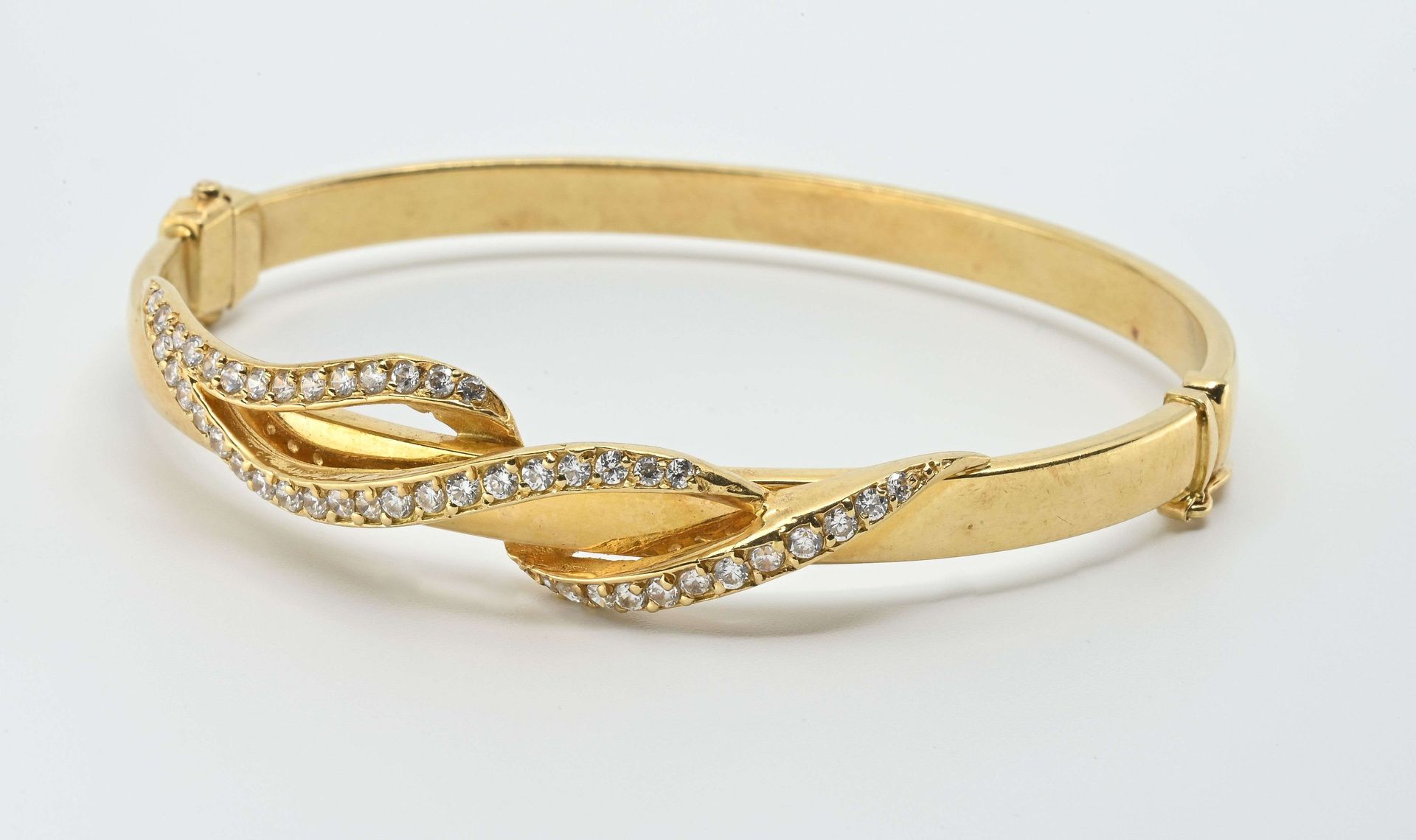 Null Flat hinged bracelet in yellow gold 750°°°,
enhanced by a triple link paved&hellip;