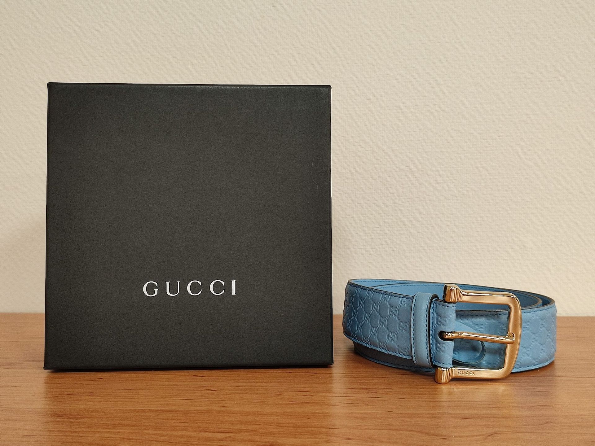 Null GUCCI. Blue leather belt, metal buckle, size 90, with original box.

Place &hellip;