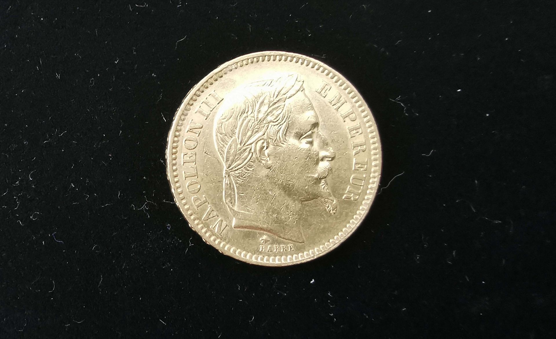 Null 法国 - 20法郎拿破仑三世头顶桂冠的硬币、
 1861年，黄金21.6k 900/°°，磨损。
重量：6.42克

存放地点：MAGASIN DOM&hellip;