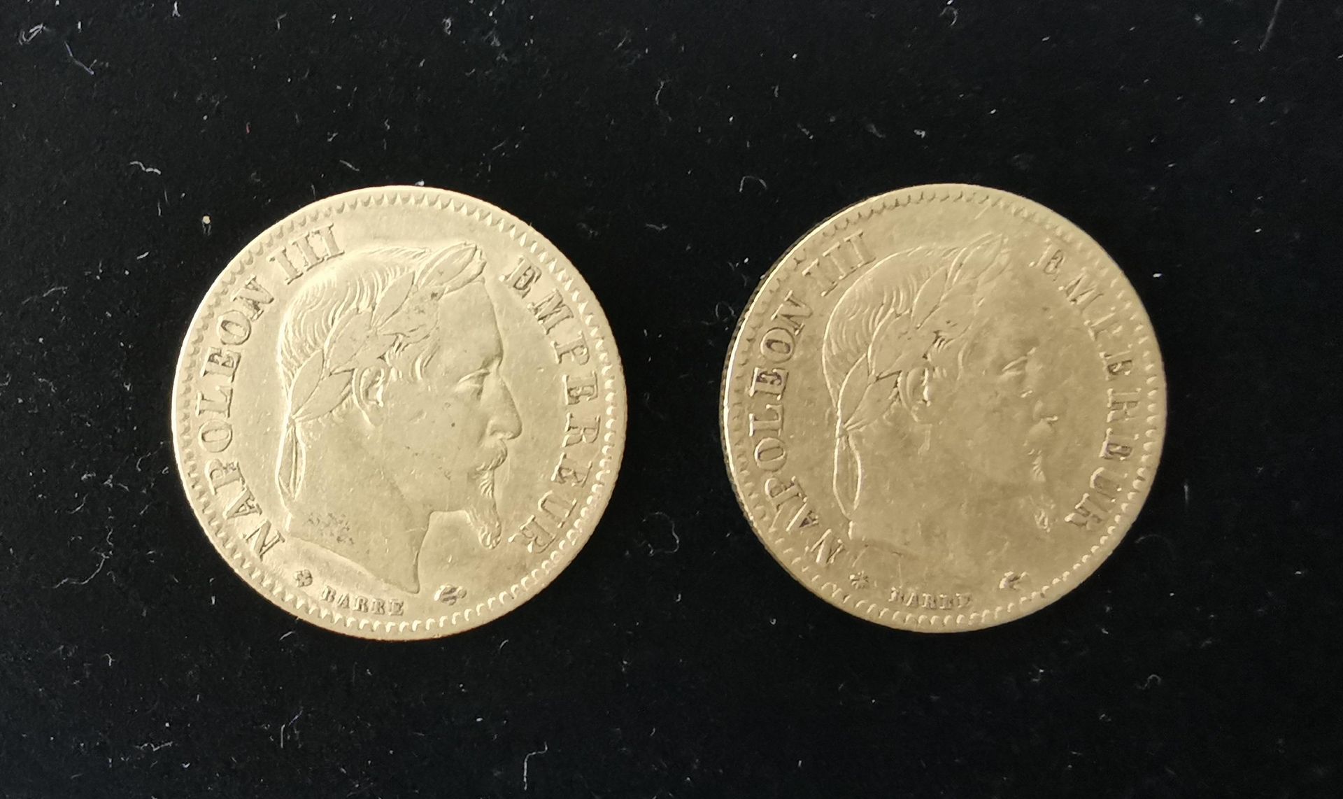 Null 法国 - 两枚10法郎硬币拿破仑三世的头像、
1864年和1865年，材质为21.6K 900/°°金，已磨损。
重量：6.40克。

存放地点：MA&hellip;