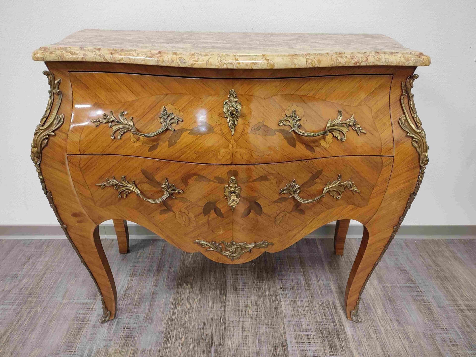 Null Commode de style Louis XV (époque XXe)de formes galbées et ventrues, 
ouvra&hellip;