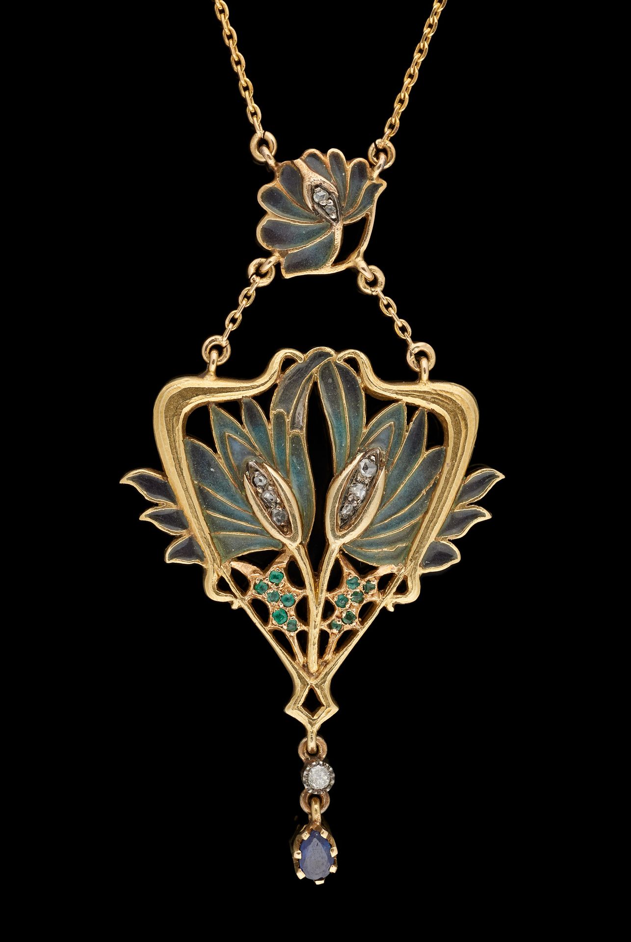 Travail Art Nouveau. Jewel: Pendant in yellow gold, enamel, sapphire, emeralds a&hellip;