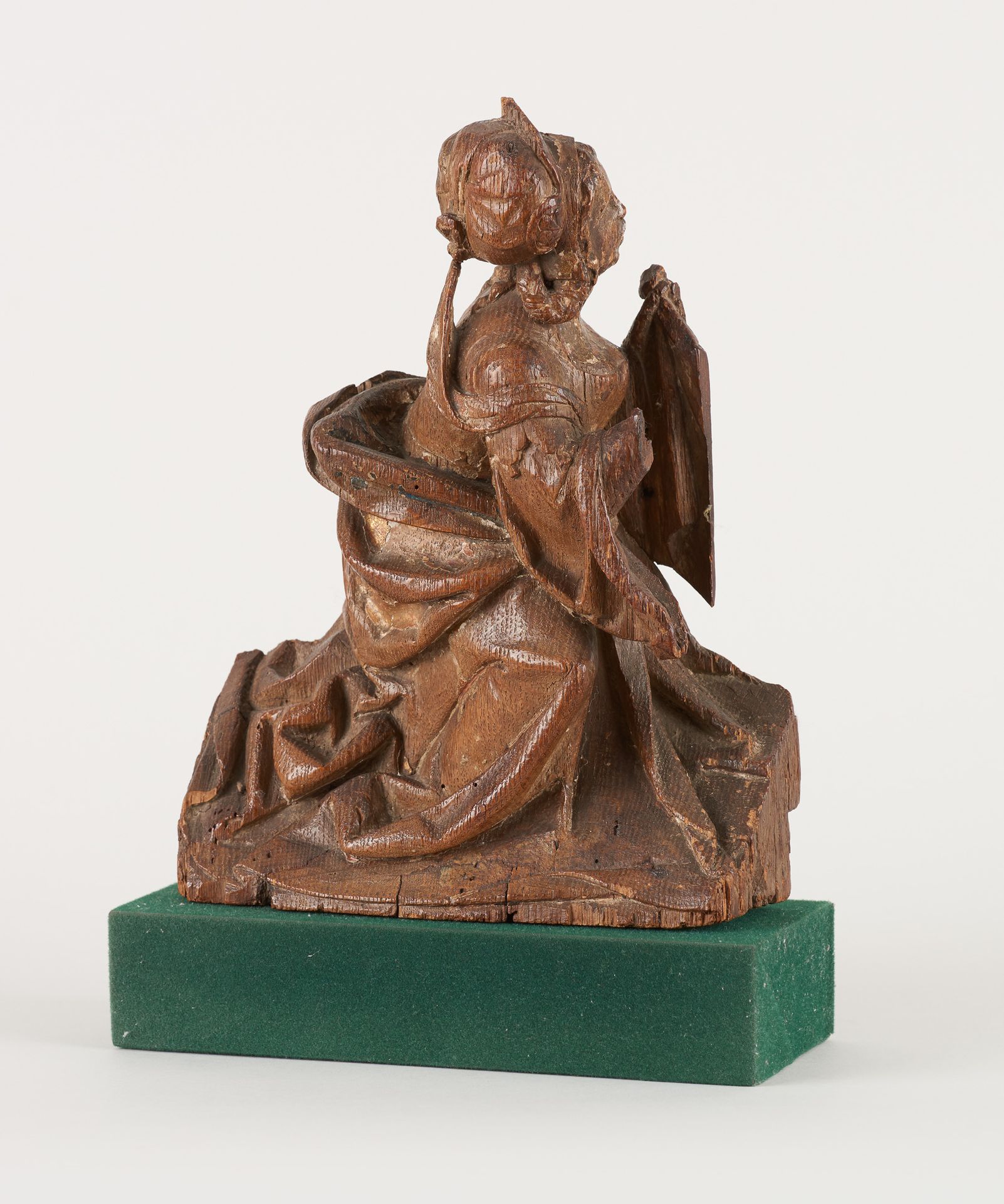 École flamande 16e. 木雕：抹大拉的圣玛丽。

(失踪)。

附有一个用天鹅绒覆盖的底座。

尺寸：高：26.5厘米。