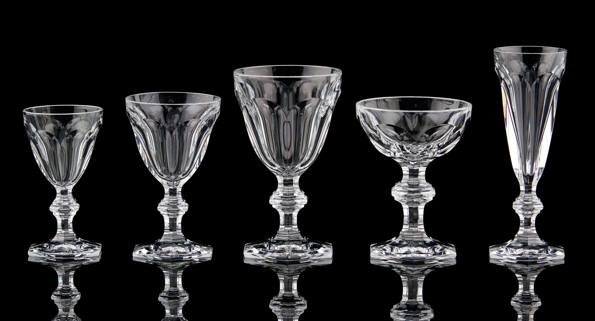 BACCARAT. 玻璃器皿：一套透明切割的水晶杯，"Harcourt "模型，包括12个香槟杯，11个香槟杯（+一个碎裂），8个水杯（+四个碎裂），9个红葡萄&hellip;