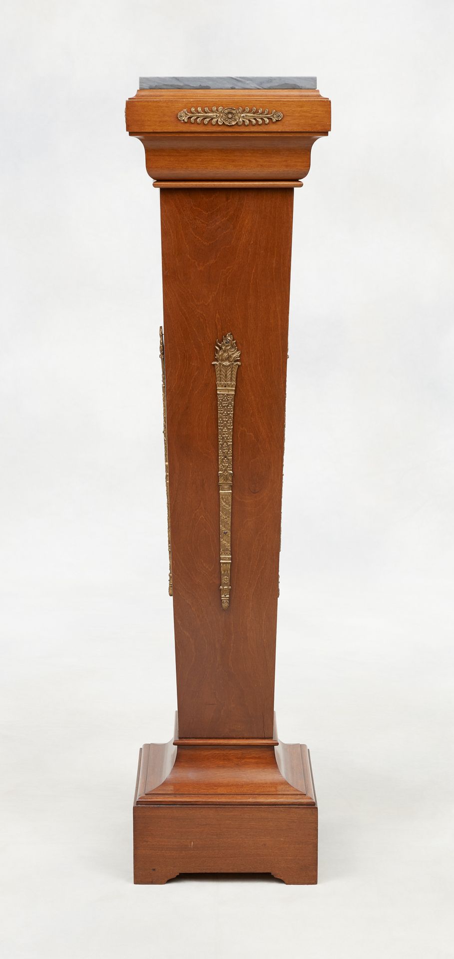 De style Empire. Möbel: Mahagoni-Sellette, belegt mit grau geädertem Marmor, ver&hellip;